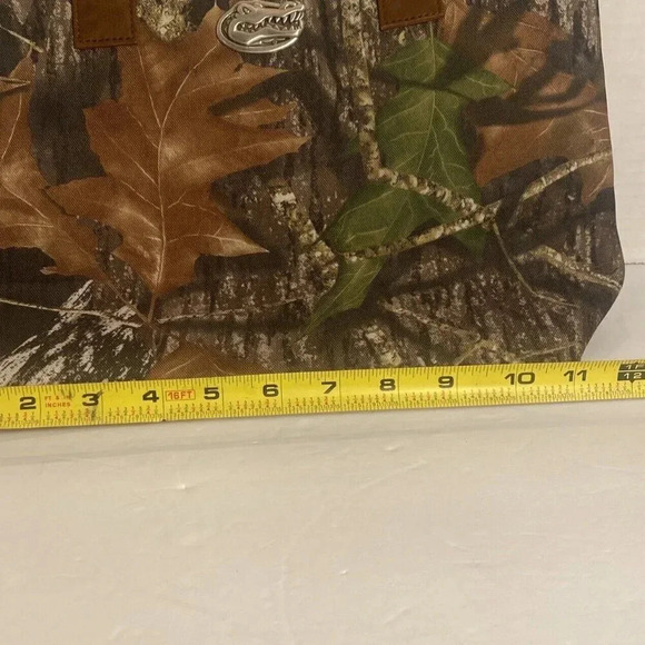 Camo Gator Handbag. With Inside Zip Pocket. Some Scuffing On Straps. - Picture 8 of 9